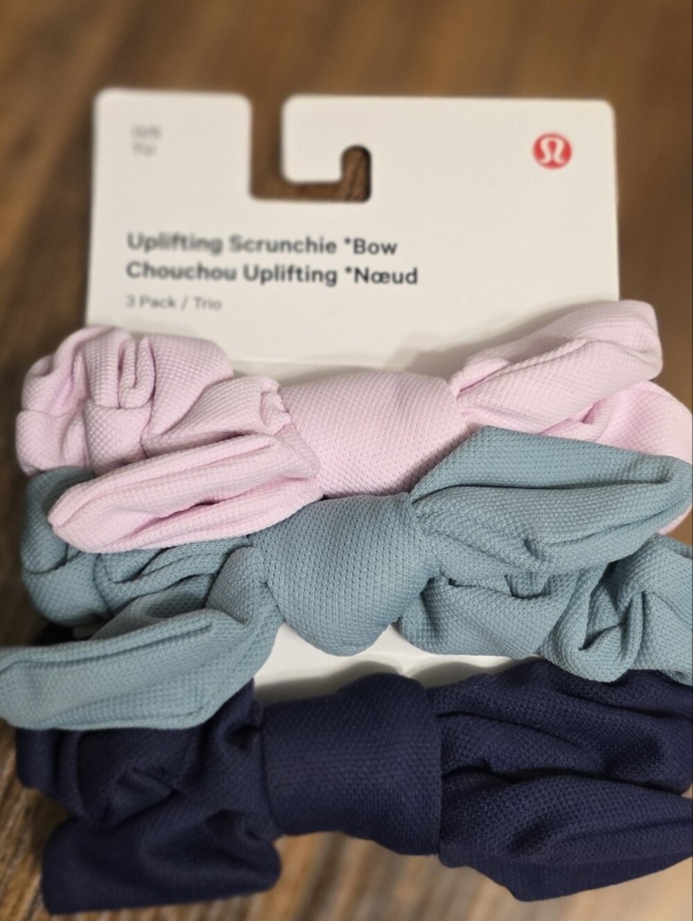 lululemon athletica Kids Bow Scrunchie 3-Pack — Light Pink, Sage, Navy - Picture 3 of 4